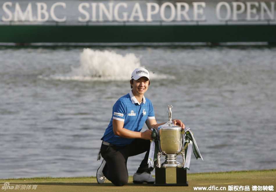 胜利时刻！宋永汉的球童在冠军推入洞后第一个冲上来，与他紧紧相拥，共享这来之不易的荣耀。