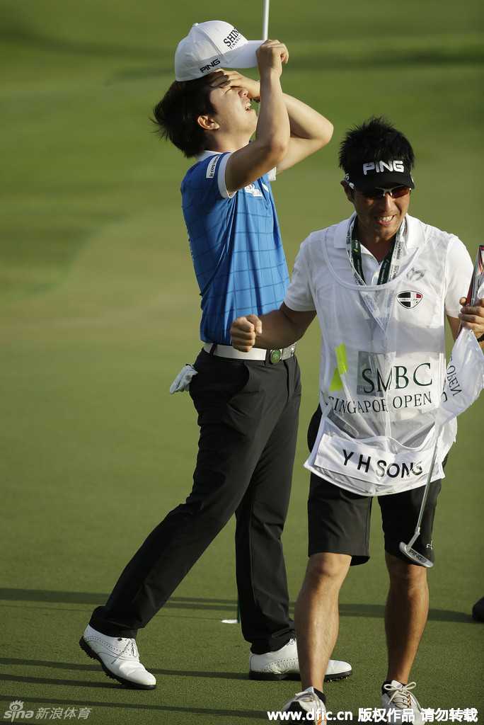 冠军的喜悦与风度：斯皮思虽然屈居亚军，但仍大方向新科冠军宋永汉竖起拇指表示祝贺。