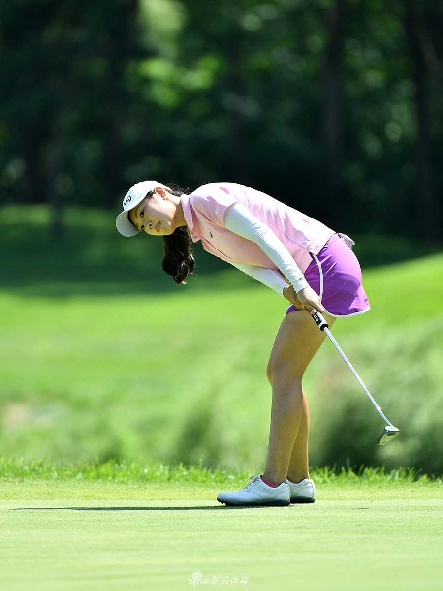 叶莉英完成挥杆后优雅收杆，气定神闲地眺望小球飞行轨迹，尽显名将风范