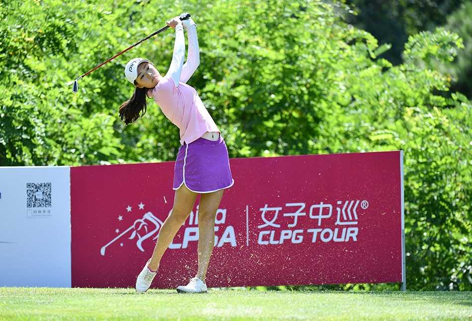 萨兰朋在果岭边沉稳摆球，表情冷静专注，展现冠军球员关键时刻的沉稳心态