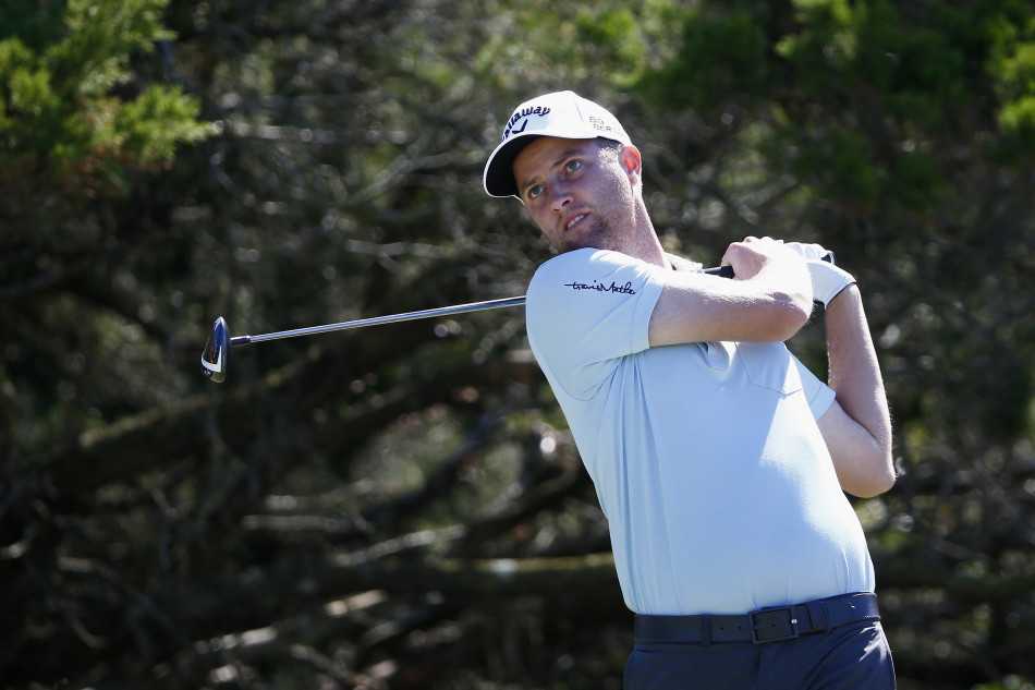 比赛现场，巨大的赛事标志矗立在观众席旁，彰显着这场顶级锦标赛的荣耀与传统，吸引着所有人的目光。