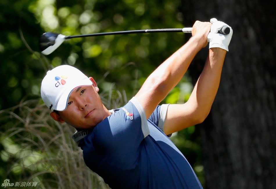 韩国新星金时沅在温丹锦标赛第三轮比赛中，目光坚毅地注视球道，展现出对冠军的强烈渴望。