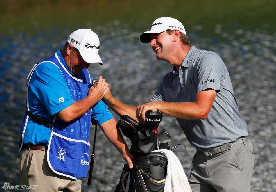 卢卡斯·格罗乌尔与球童在赛场边开怀大笑，瞬间化解了比赛的紧张气氛。