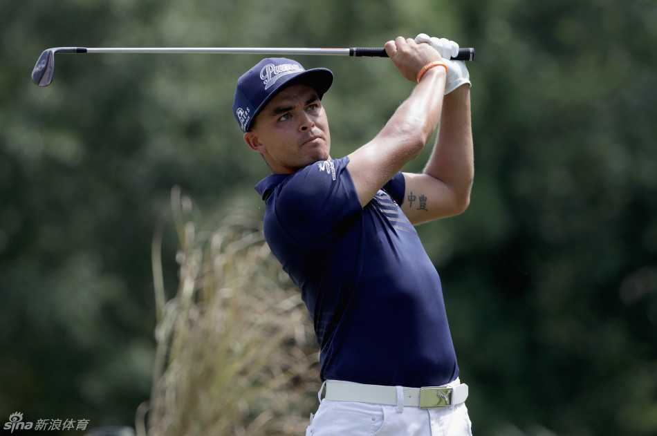 罗相昱在击球间隙，一头浓密的黑发被风吹起，形成了赛场上独特的个人标志。