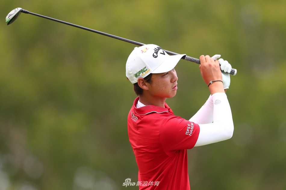 亚当·斯科特在决赛轮中专注地凝视球道，目光坚定如磐石，冠军的渴望在阳光下清晰可见。