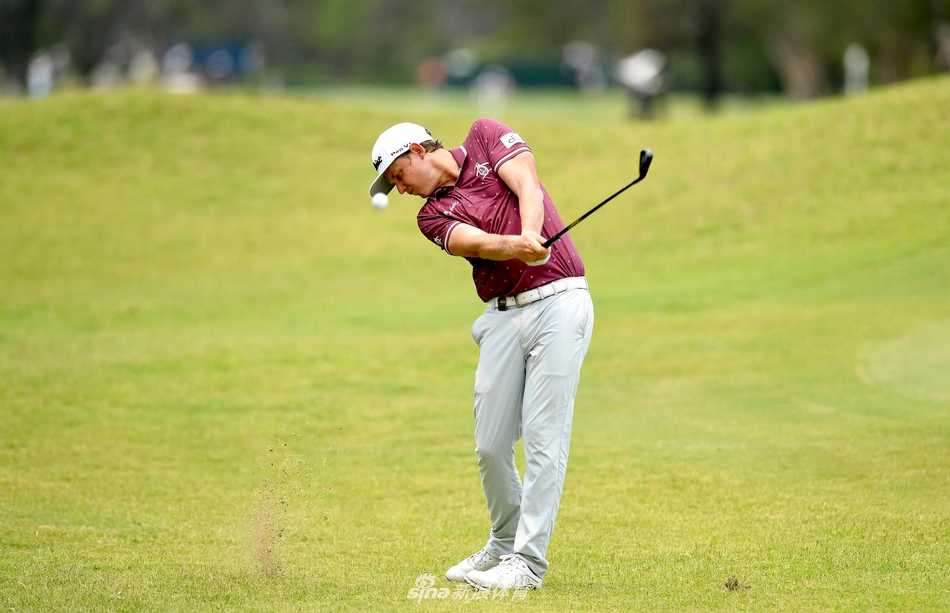 黄金海岸皇家松树度假村的标志性水障碍与沙坑，在决赛日的蓝天下构成一幅兼具美感与挑战的球场画卷。