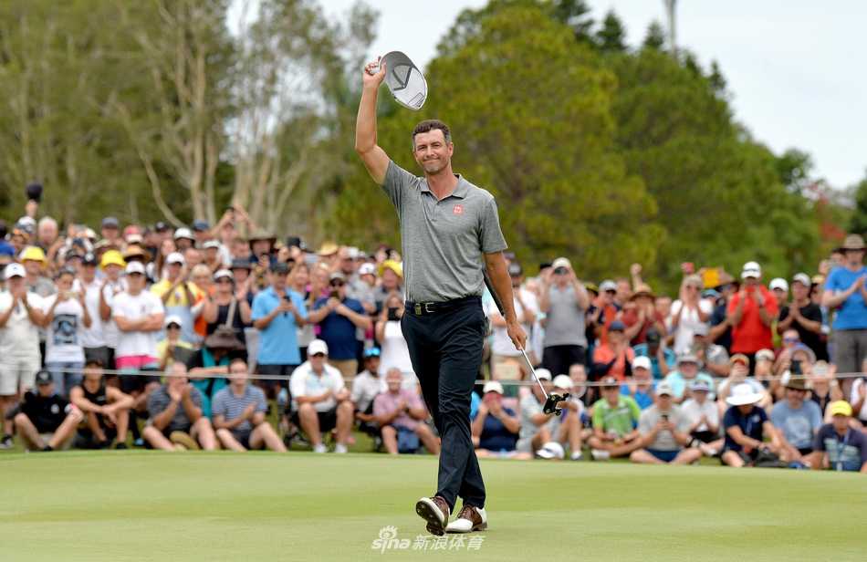 决赛轮观众云集，人们聚集在果岭周边山坡上，屏息凝神观看冠军的诞生时刻。