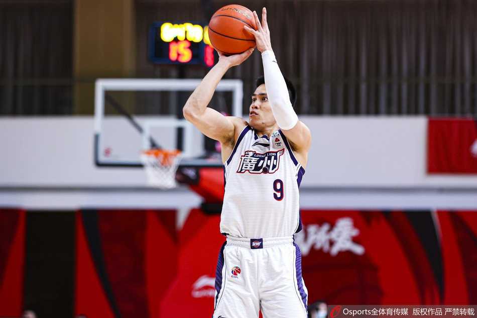 广州射手祝铭震底角接球瞬间，眼神坚毅如炬，肌肉线条紧绷准备完成致命一击