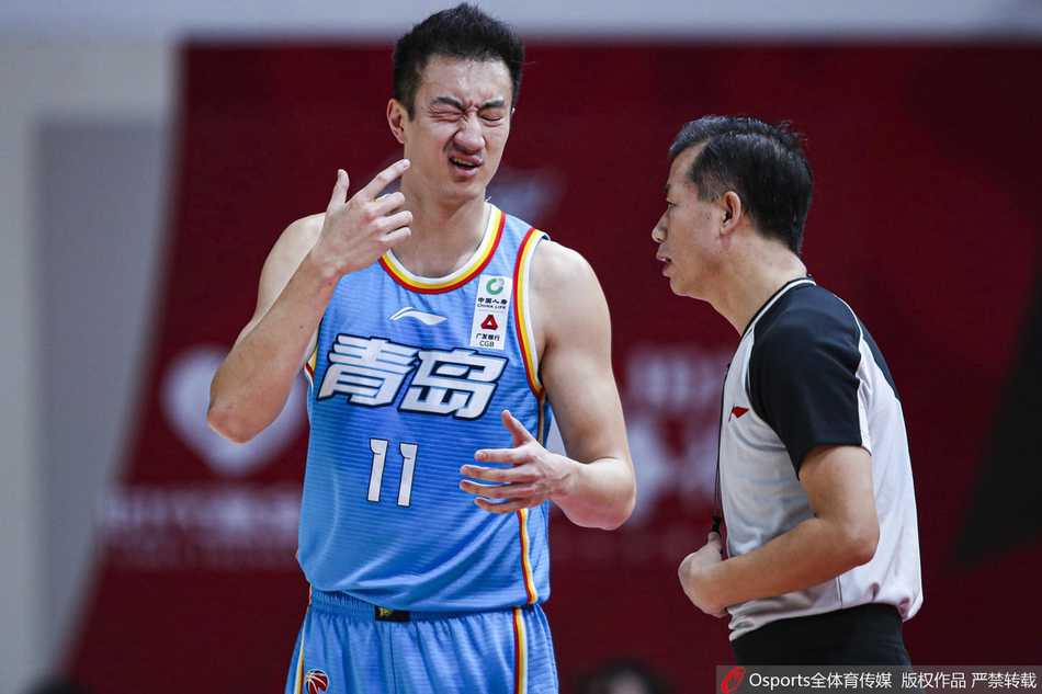 青岛外援约翰逊篮下卡位高高跃起，双手如吸盘般将篮板球稳稳摘下，肌肉碰撞火花四溅