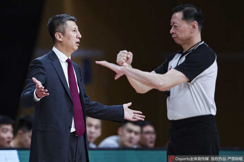 广州外援摩尔运球突破瞬间，球衣随动作飘起，面对防守悍将毫无惧色加速冲刺