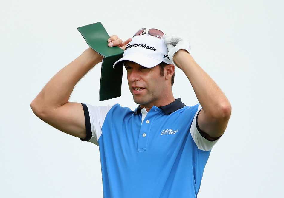 德雷奇在十号洞冷静观察复杂球道，思索开球策略。