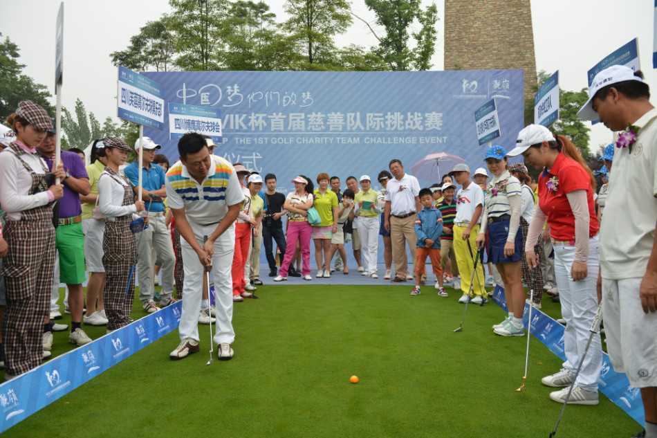 观众席中，一位青少年志愿者目光炯炯地注视着舞台，坚毅的侧脸写满了专注与使命感