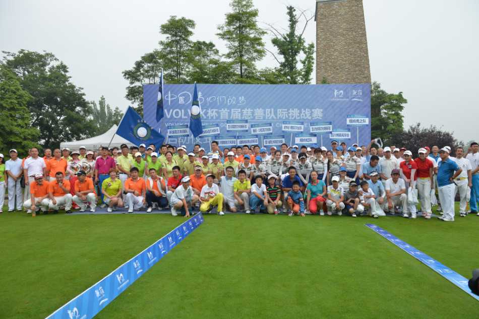 志愿者们组成流畅的Z字形队伍，手中传递的红色爱心物品宛如跳动的火焰，在阳光下划出一道温暖的轨迹