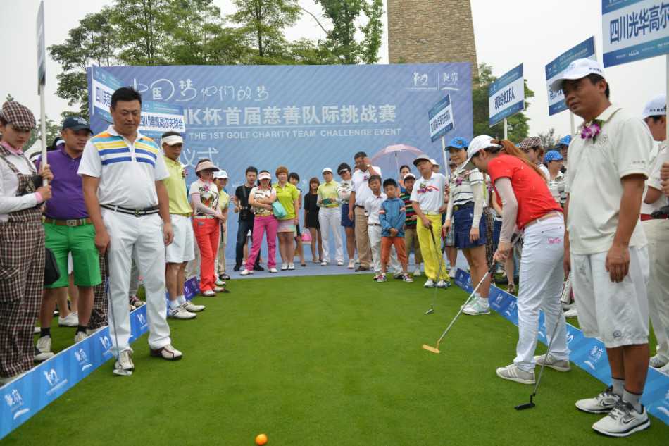 志愿者们高举酒杯，笑容洋溢，温暖的阳光为他们镀上金边，画面充满了庆祝与友爱的氛围