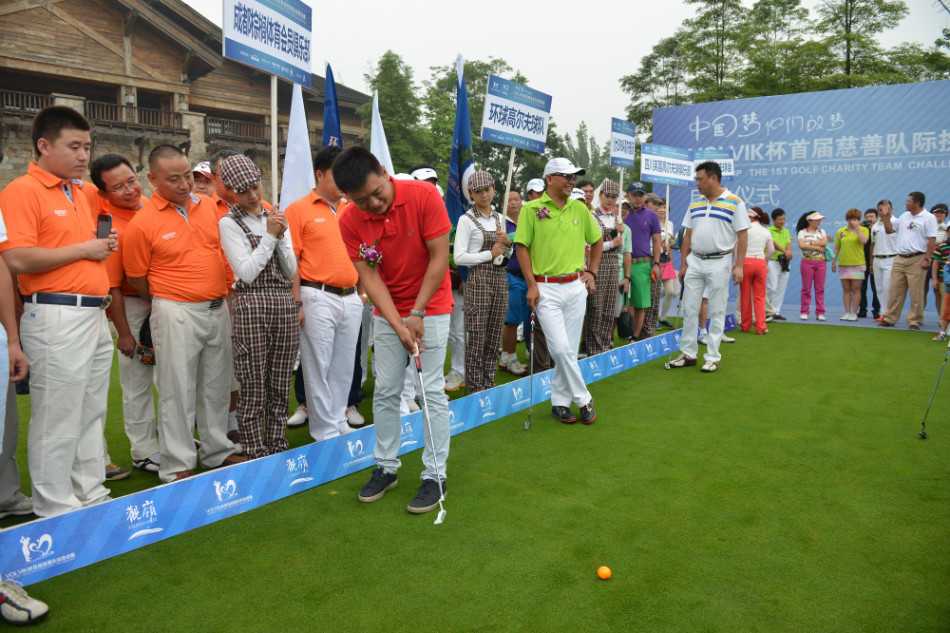 特写镜头下，一双温暖的手正将一张写满祝福的心形卡片系在爱心树的枝头，动作轻柔而充满敬意