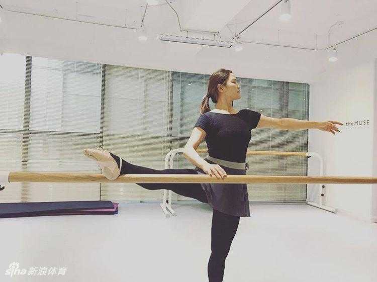 柳箫然挥杆瞬间定格，身体线条流畅如诗，白色球帽下是专注如鹰隼般的眼神