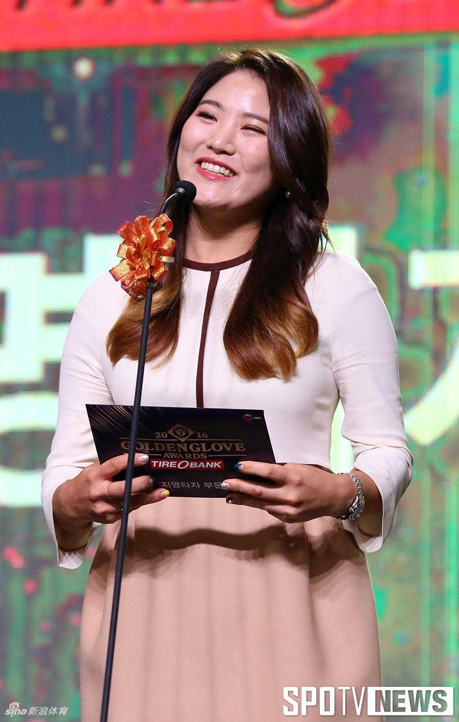 柳箫然悠闲漫步于球场边，微风轻拂发丝，步履间尽显冠军的从容气度