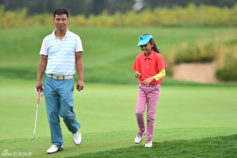 小选手完成一次漂亮的挥击，白色小球飞向远方，他身后的父亲望着球的轨迹，脸上绽放出比孩子还要灿烂的笑容，那是鼓励更是自豪。