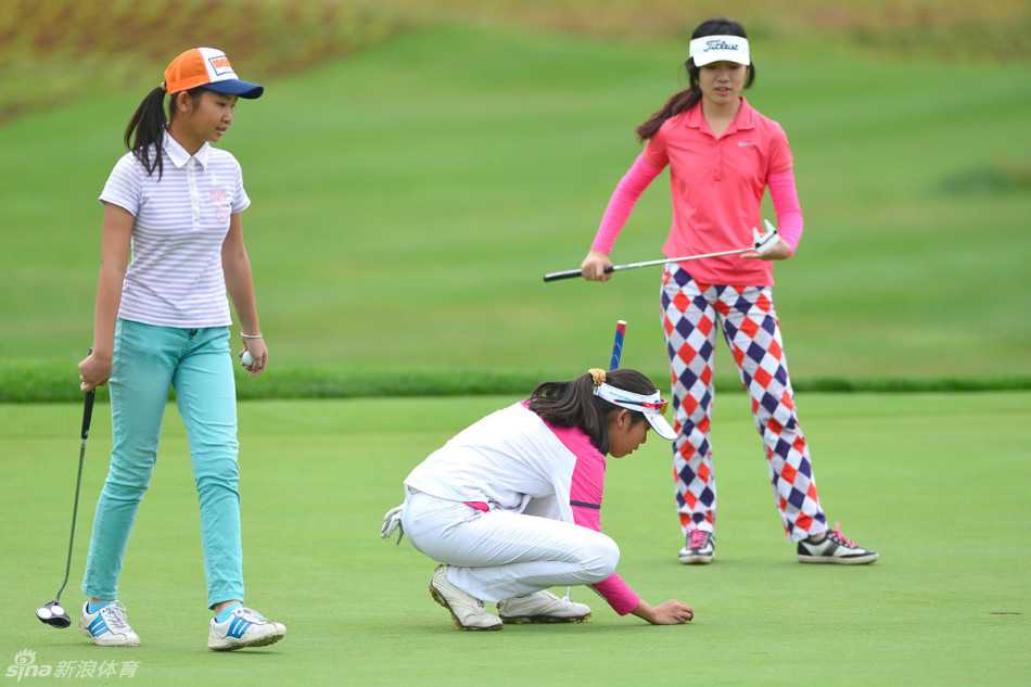 一位父亲半蹲着，专注地为即将出发的女儿调整握杆姿势，阳光将两人的影子拉长，画面温馨而充满信任。