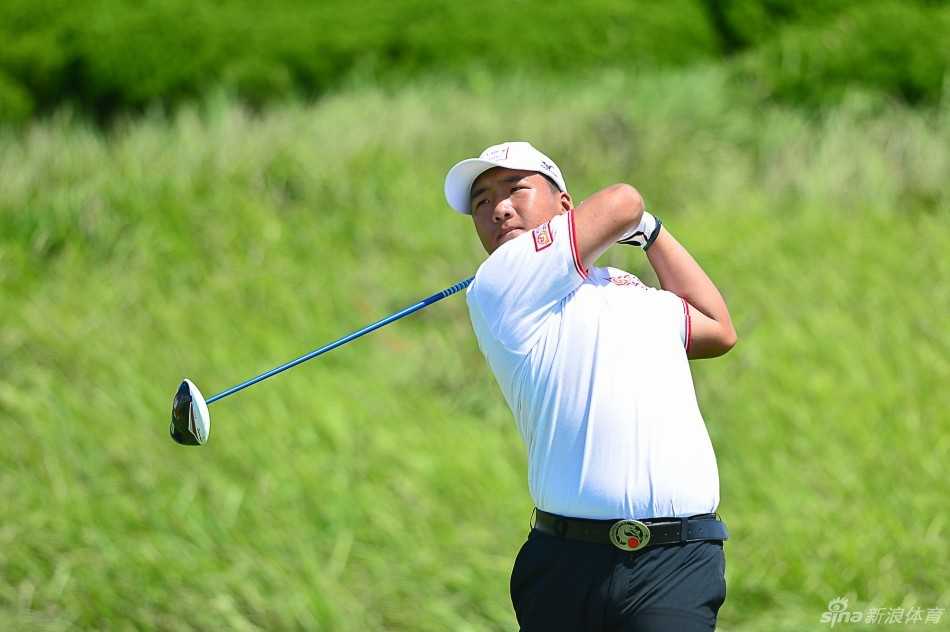 总决赛大合影现场，梁文冲被众多青少年选手簇拥在中心，大家手持奖牌，共同庆祝这个荣耀时刻。