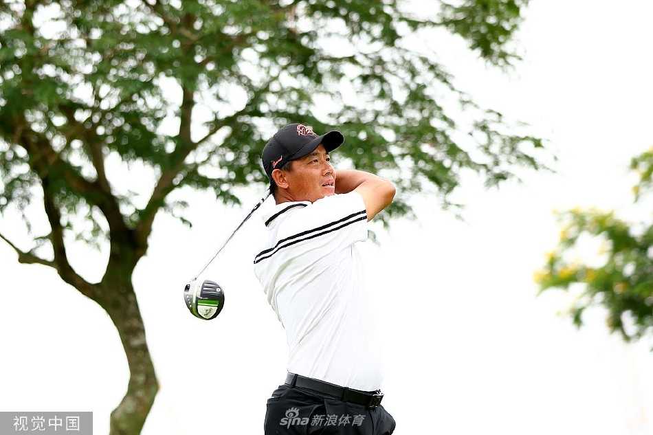 南非冠军奥奇-斯特莱登于第十八洞果岭边施展精妙切杆，小球听话地滚向洞杯