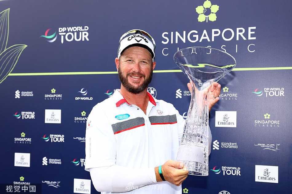 萨米-瓦利玛基在球道上稳健挥杆，姿态优雅却与冠军擦肩