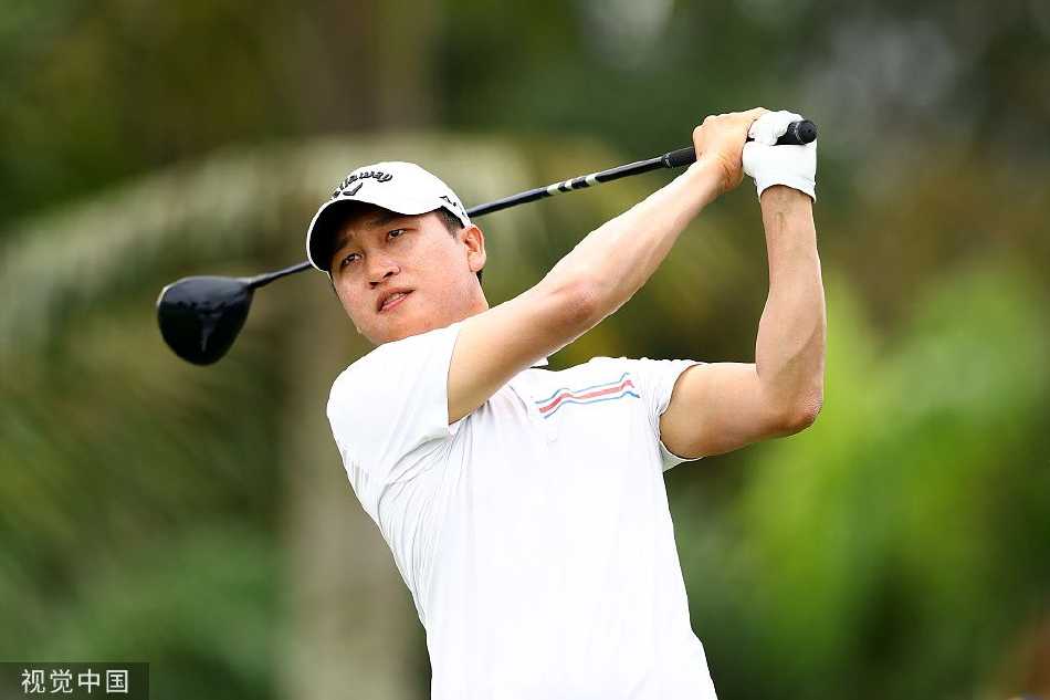 奥奇-斯特莱登手捧冠军奖杯绽放灿烂笑容，背后是狮城美丽的天空