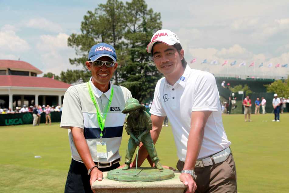 梁文冲在松树丛1号洞发球台凝神准备，开启他的美国公开赛首秀