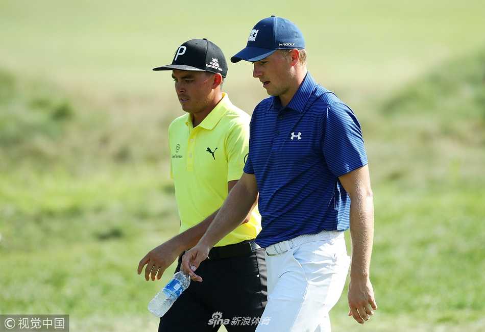 罗里·麦克罗伊在球道上大力挥杆，身体扭转充满力量，阳光勾勒出他强劲的肌肉线条，白色高尔夫球在蓝天下划出一道优美弧线。