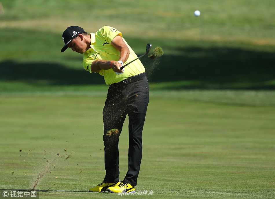 夕阳西下，金色的余晖洒在果岭和沙坑上，拉长了球员与球童的身影，为激烈的比赛增添了一抹静谧而富有诗意的色彩。