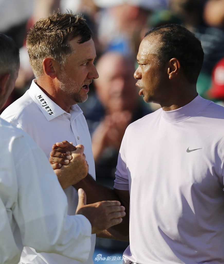 伍兹在开球台上优雅完成一号木挥杆，身体旋转充分，白色高尔夫球在空中划出完美弧线。