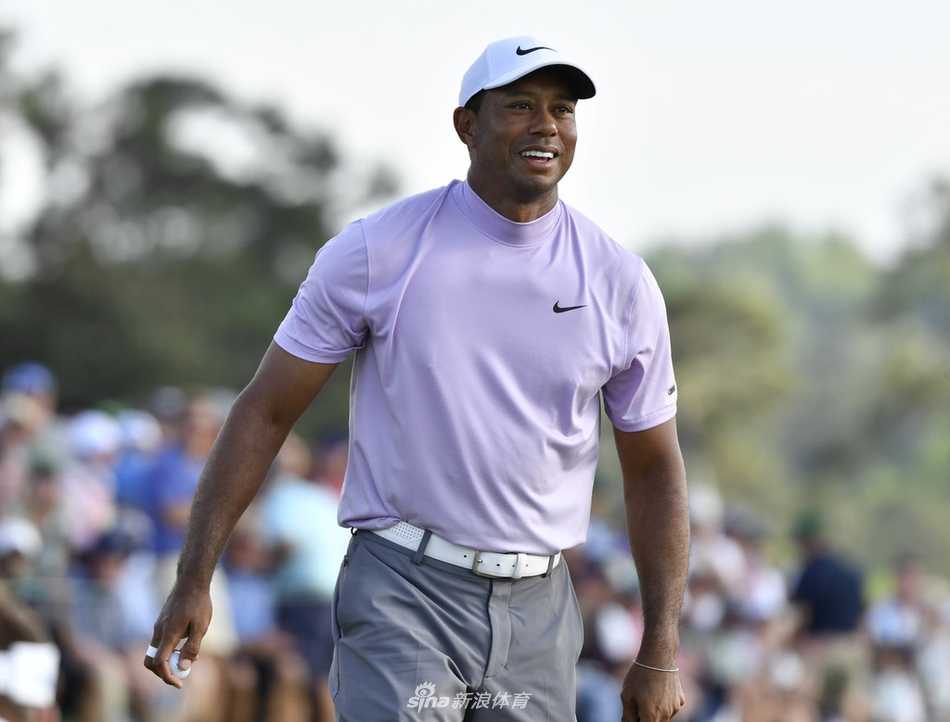 伍兹在球道中段用铁杆进攻果岭，动作流畅稳定，小白球朝着旗杆方向直飞而去。