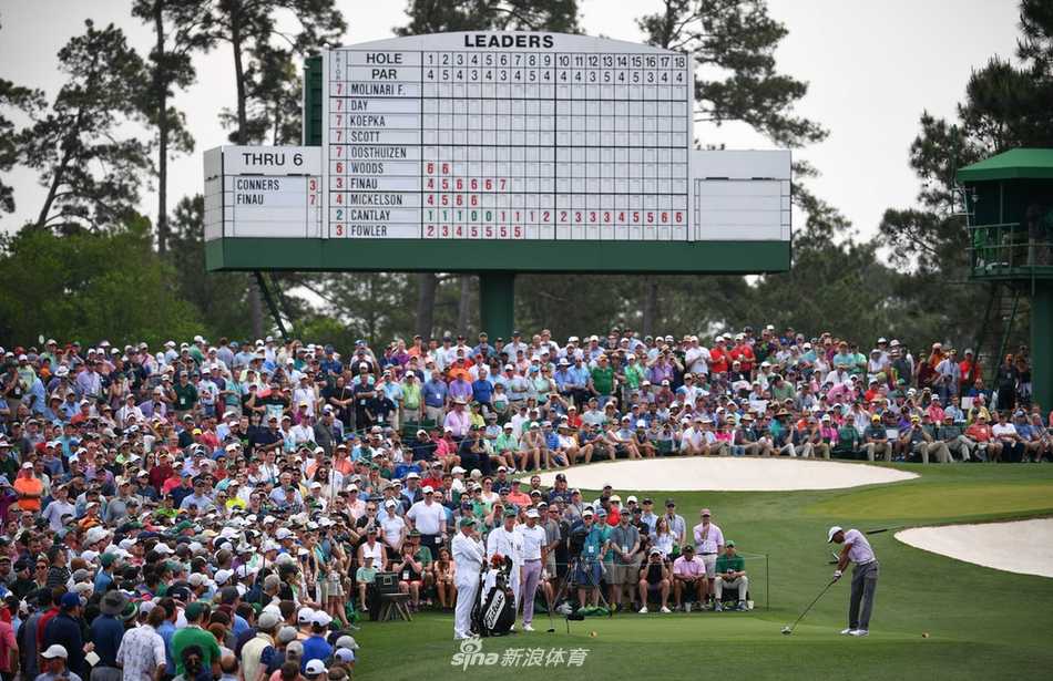 第三轮比赛结束，伍兹微笑着向热情的观众挥手致意，夕阳余晖为他披上一层金光。