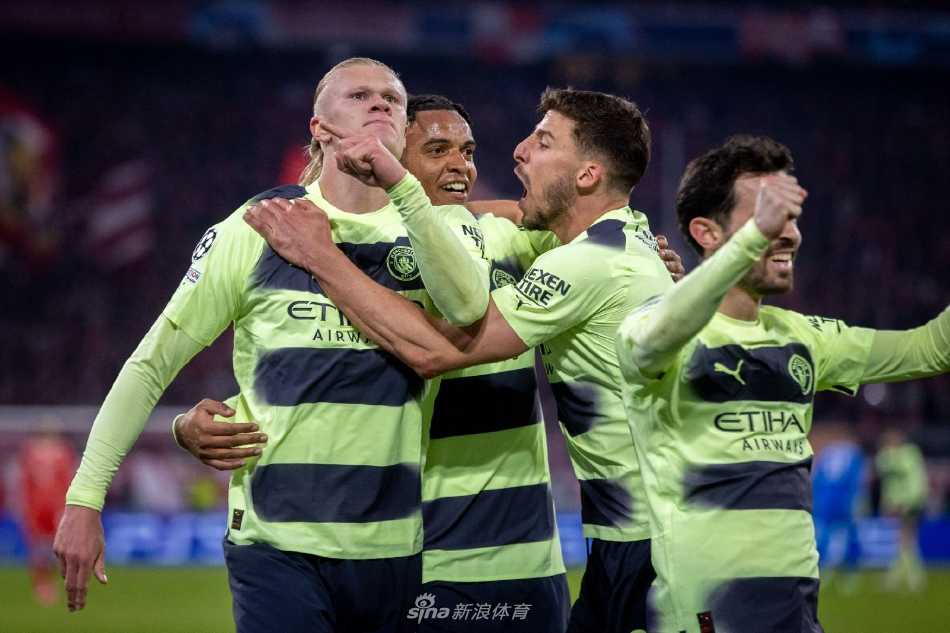 拜仁慕尼黑前锋在曼城禁区前沿奋力突破，两名蓝色防守球员如影随形进行夹击，场面紧张激烈。