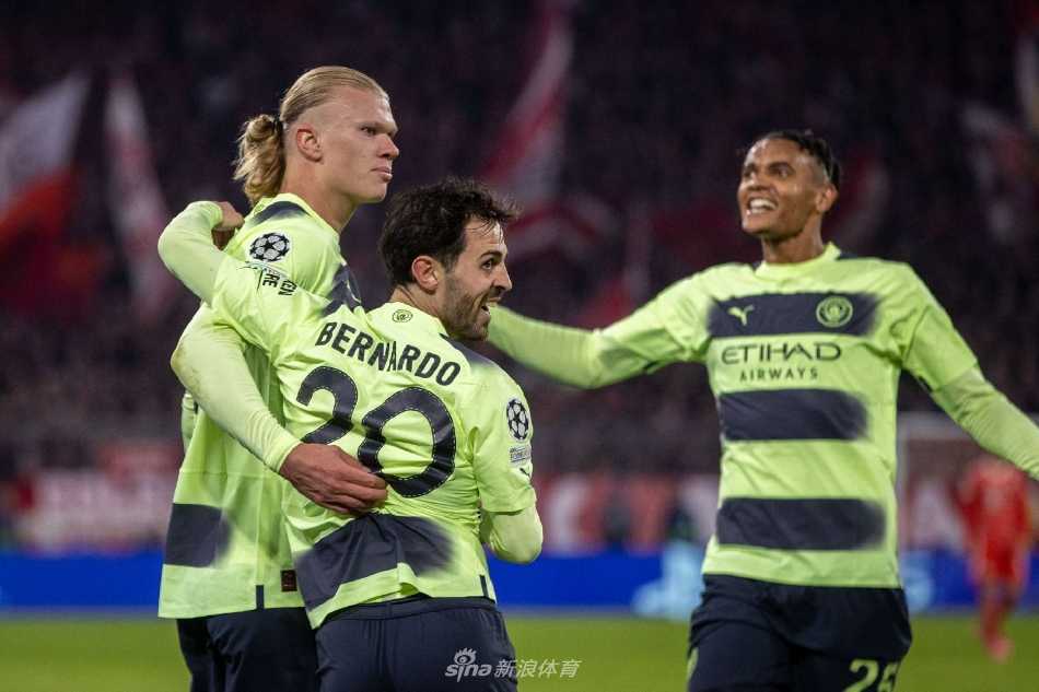 曼城门将埃德森飞身侧扑，单掌将拜仁一记势大力沉的远射拒之门外，身体舒展如雄鹰展翅。