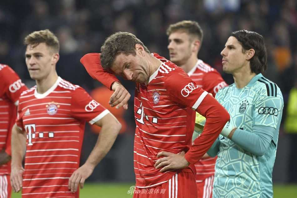 拜仁球员进球后激动地奔向角旗区庆祝，张开双臂接受全场山呼海啸般的欢呼，背影充满英雄气概。