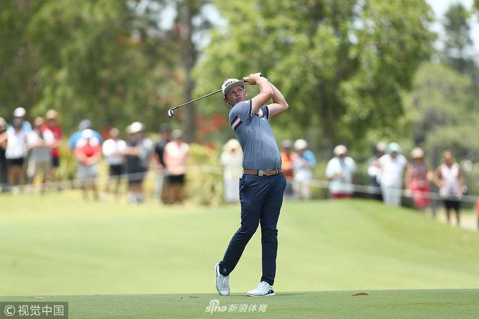 卡梅隆·史密斯在澳大利亚PGA锦标赛中凝视果岭，眼神中透露出对胜利的渴望与赛场压力