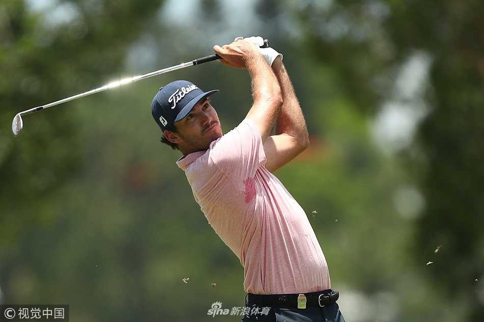 镜头捕捉到史密斯在沙坑中救球瞬间，沙砾飞溅，展现高尔夫运动的技巧与力量