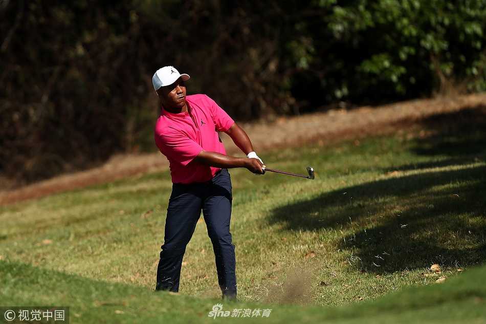 冠军推杆入洞的决胜瞬间，球员高举双臂庆祝，背景是欢呼的观众与记分牌