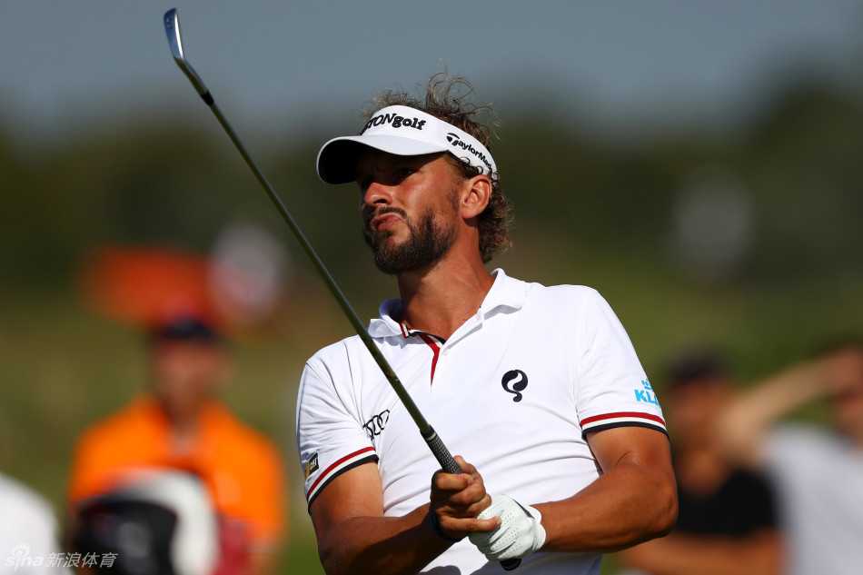 荷兰本土选手朱斯特-莱腾在练习果岭上细心琢磨推杆线路，为家乡的比赛做最后准备。