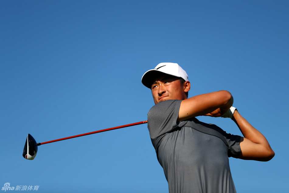 奥地利选手本德·维斯伯格在荷兰公开赛第二轮中，于风景如画的球场上专注地完成一次关键推杆，神情自信。