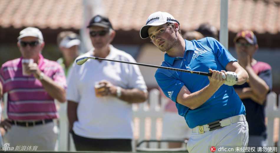 澳大利亚本土老将布雷特·拉姆福德在果岭上果断推击，主场观众屏息凝神