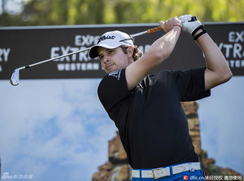 皮特·尤莱在第十六洞长草中奋力挥杆救球，身体充分扭转展现力量