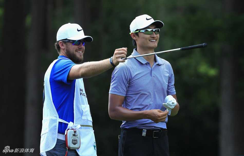 前曼联足球巨星吉格斯面带亲切笑容，正在为一位热情的高尔夫球迷签名留念