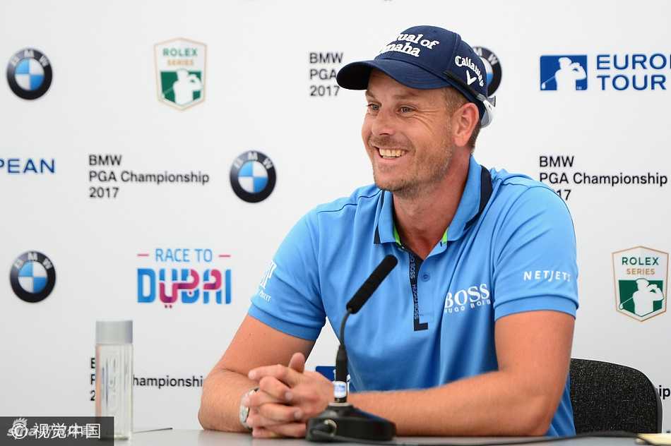 贾斯汀·罗斯手持推杆，在采访区面对记者话筒侃侃而谈，神情沉稳自信