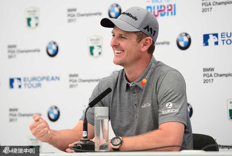 亨里克·斯滕森侧耳倾听记者提问，面容冷峻，正在思考如何作答