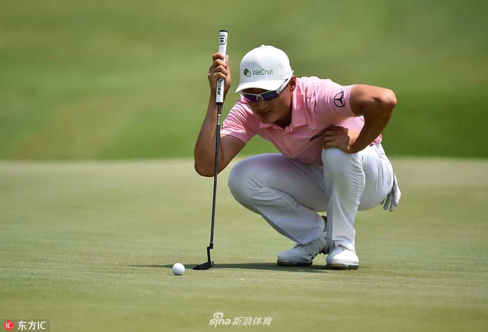 李昊桐在TPC锯齿草球道上凝视进攻路线，神情专注地评估风险与机会。