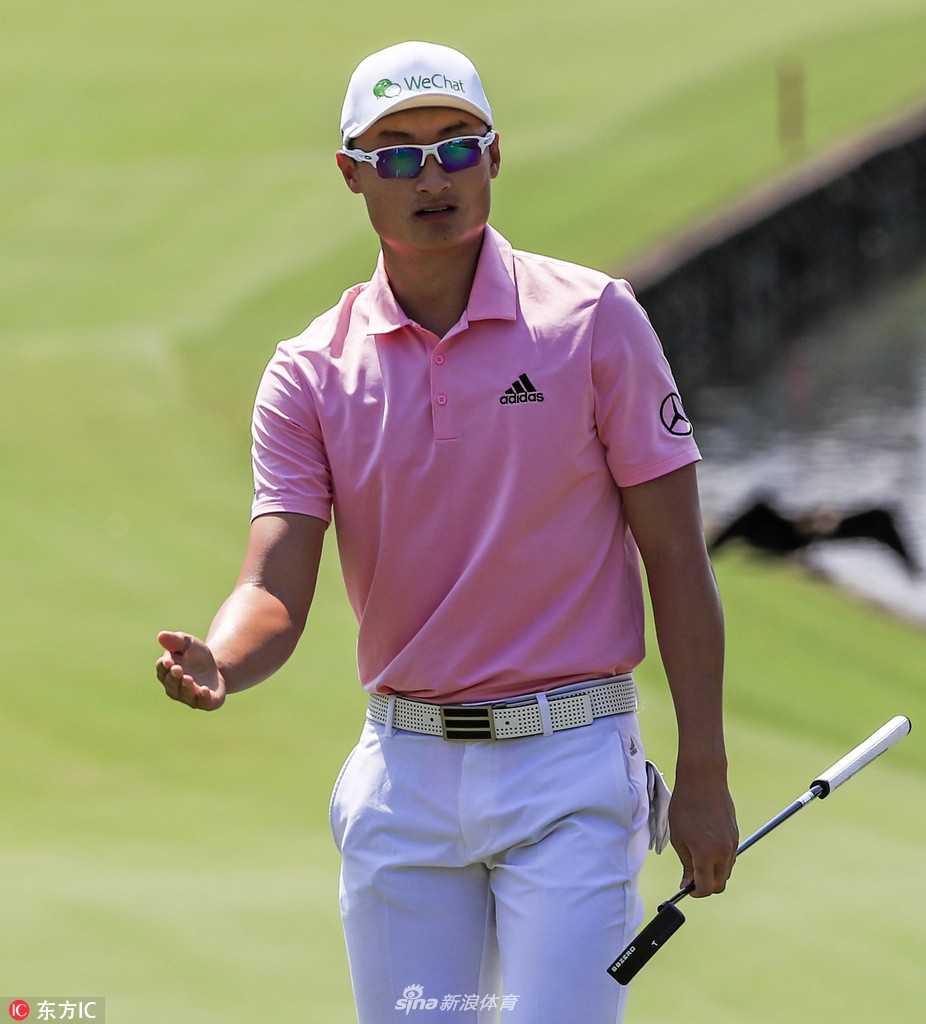 潘政琮在长草中挑战高难度救球，姿势稳定，彰显出色的短杆技巧。