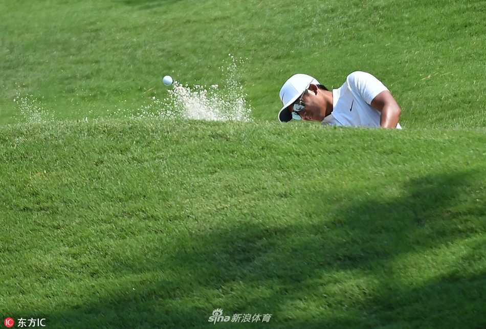 潘政琮推杆进洞后握拳庆祝，脸上洋溢着自信与喜悦的笑容。