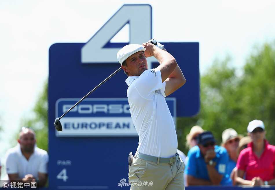 德尚博在球道上观察球位，表情沉着冷静，彰显领先者的王者气度